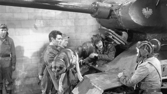 Serial „Czterej pancerni i pies”: od lewej F. Pieczka, Aleksander Bielawski jako kapitan Pawłow (z psem), Witold Pyrkosz jako kapral Franek Wichura, W. Press oraz J. Gajos. Fot. PAP/CAF/W. Rozmysłowicz