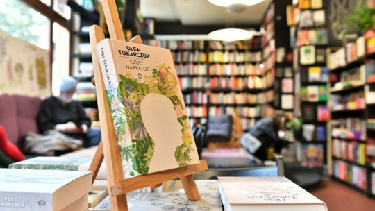 Książka Olgi Tokarczuk pt. „Czuły narrator” w jednej z księgarń we Wrocławiu. Fot. PAP/M. Kulczyński