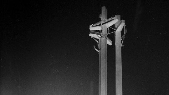Uroczystość odsłonięcia pomnika Poległych Stoczniowców przed Stocznią Gdańską. 16.12.1980. Fot. PAP/L. Łożyński
