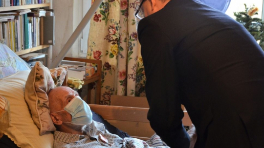 Prezes IPN dr Jarosław Szarek wręczył Krzyż Wolności i Solidarności Tadeuszowi Kadenacemu. Kraków, 31.12.2020. Fot. Janusz Ślęzak (IPN)