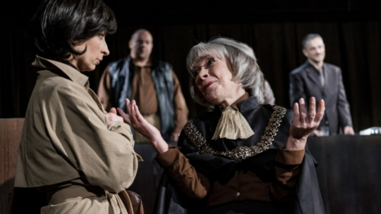 Scena ze spektaklu „Ława przysięgłych”. Źródło: Teatru Ateneum