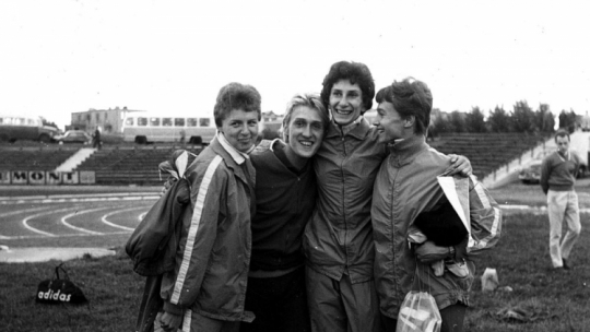 Lekkoatletki – sprinterki: Halina Górecka, Ewa Kłobukowska, Irena Kirszenstein, Maria Piątkowska. Warszawa, 1964 r. Fot. PAP/CAF/S. Czarnogórski