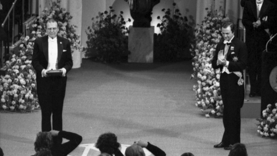 Sztokholm, 10.12.1980. Czesław Miłosz podczas ceremonii wręczenia Nagrody Nobla w dziedzinie literatury. PAP/CAF-J. Undro