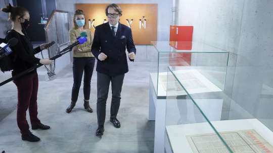 Dyrektor Muzeum Pamięci Sybiru w Białymstoku prof. Wojciech Śleszyński (P) podczas konferencji prasowej, na której zaprezentowano nowe eksponaty – 72 numery „Gońca Krakowskiego” z 1943 roku. Fot. PAP/A. Reszko