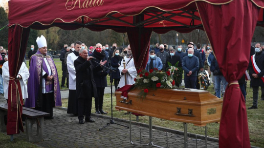 Zbigniew Lach, były gracz „Białej Gwiazdy” przemawia podczas uroczystości pogrzebowych Adama Musiała, byłego piłkarza Wisły Kraków i reprezentacji Polski. Fot. PAP/Ł. Gągulski