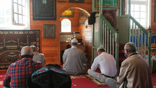 Bohoniki, 31.07.2020. Obchody w meczecie w Bohonikach (gm. Sokółka) muzułumańskiego Święta Ofiarowania Kurban Bajram (Eid Al-Adha). Fot. PAP/A. Reszko