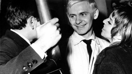 Aktorzy Tadeusz Łomnicki (C) i Kalina Jędrusik w filmie "Niewinni czarodzieje" w reżyserii Andrzeja Wajdy. Fot. PAP/P. Barącz