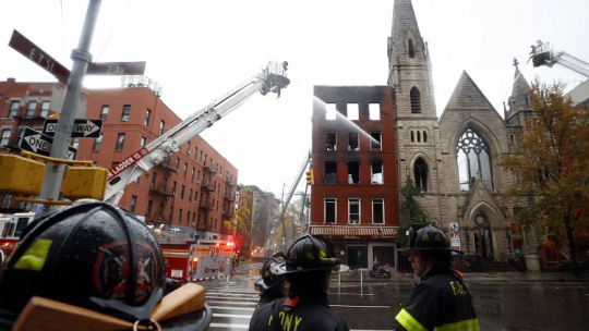 Strażacy gaszą pożar w nowojorskim kościele episkopalnym. Fot. PAP/EPA