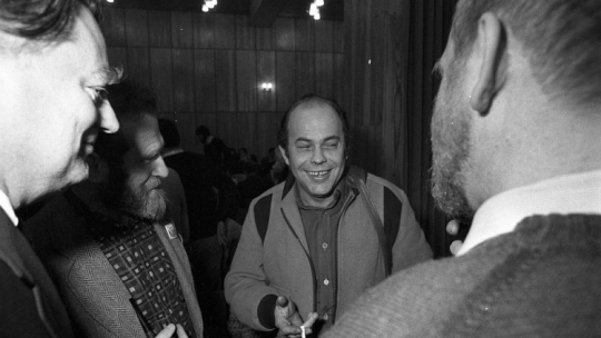 Jan Olszewski (L), inicjator formuły otwartego listu protestacyjnego, Jacek Kuroń (3L), który redagował „List 59”. 1981 r. Fot. PAP/G. Rogiński