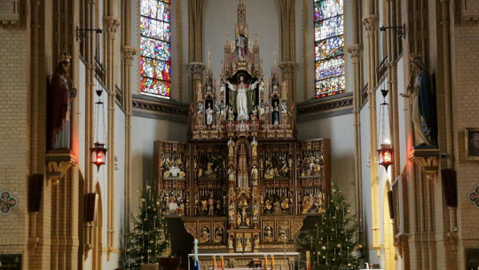 Ponad stuletni ołtarz autorstwa H. Hartmanna z Wiedenbruecka w kościele pw. Najświętszego Serca Pana Jezusa w Olsztynie. 25.12.2020. Fot. PAP/T. Waszczuk