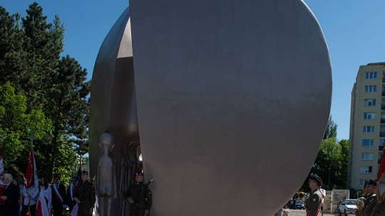 Centralne obchody Święta Dzieci Wojny przed Pomnikiem Martyrologii Dzieci Łódź, 07.05.2018. Fot. PAP/G. Michałowski