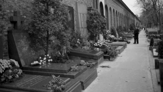 Warszawa 02.11.1969. Aleja Zasłużonych na Cmentarzu Powązkowskim.  PAP/J. Kosidowski