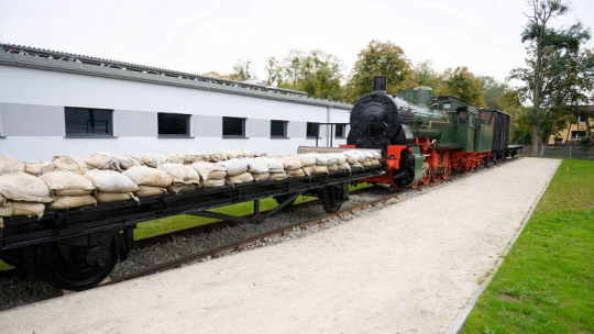 Zrekonstruowany pociąg pancerny nr 11 „Poznańczyk” na terenie Muzeum Broni Pancernej. Fot. PAP/J. Kaczmarczyk