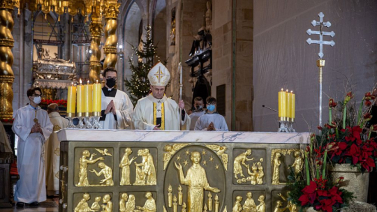 Pasterka pod przewodnictwem pymasa Polski arcybiskupa Wojciecha Polaka (C) w katedrze gnieźnieńskiej. Gniezno, 25.12.2020. Fot. PAP/P. Jaskółka
