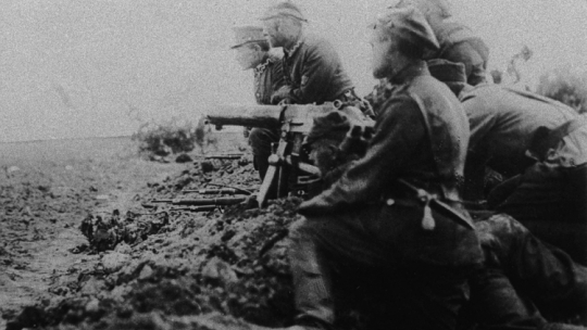 Warszawa 1920 r. Żołnierze z polskim karabinem maszynowym na polu bitwy pod Radzyminem. Fot. PAP/Archiwum 