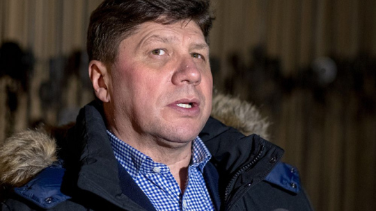 Dyrektor Teatru Śląskiego Robert Talarczyk podczas konferencji prasowej przed prapremierą spektaklu „Wujek '81. Czarna ballada”, na terenie szatni łańcuszkowej kopalni Wujek w Katowicach. 2016 r. Fot. PAP/A. Grygiel