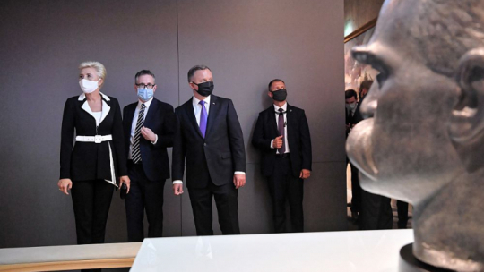 Prezydent RP Andrzej Duda (3L) z małżonką Agatą Kornhauser-Dudą (L) i dyrektor placówki Robert Supeł (2L) podczas uroczystego otwarcia nowego budynku Muzeum Józefa Piłsudskiego w Sulejówku. 14.08.2020. Fot. PAP/P. Nowak