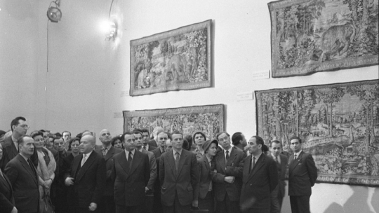Otwarcie czasowej Wystawy Skarbów Narodowych w Muzeum Narodowym. 16 stycznia 1961 r. do gdyńskiego portu zawinął statek MS Krynica przewożący z Kanady eksponaty pochodzące z Muzeum Zamku na Wawelu, które po wybuchu II Wojny Światowej ewakuowane zostały do Kanady. Warszawa, 01.1961. Fot. PAP/CAF/S. Czarnogórski