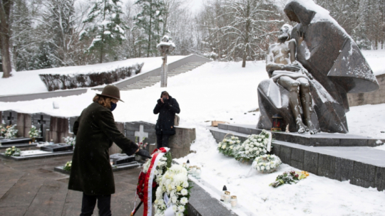 Wilno, Litwa, 13.01.2021. Ambasador RP na Litwie Urszula Doroszewska (L) podczas złożenia w imieniu prezydenta RP Andrzeja Dudy kwiatów przy Piecie na Cmentarzu na Antokolu w Wilnie, 13 bm. Uroczystość odbyła się w ramach obchodów Święta Obrońców Wolności, które upamiętnia obywateli Litwy poległych 13 stycznia 1991 r. podczas szturmu armii sowieckiej na wieżę telewizyjną w Wilnie. Fot. PAP/V. Doveiko