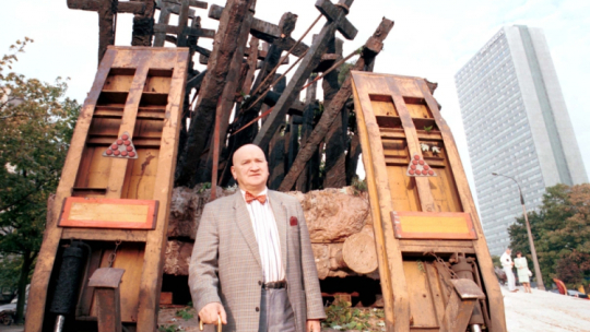 Warszawa, 12.09.1995. Wojciech Ziembiński na tle Pomnika Poległym i Pomordowanym na Wschodzie. Fot. PAP/A. Urbanek