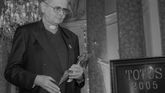 Warszawa, 16.10.05. Ksiądz Andrzej Koprowski ze statuetką Totusa Medialnego 2005 im. Biskupa Jana Chrapka. Fot. PAP/A. Rybczyński