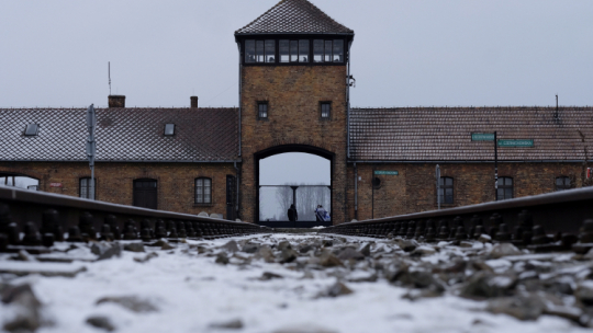 Oświęcim, 08.02.2017. Brama obozu Auschwitz II-Birkenau. Fot. A. Grygiel