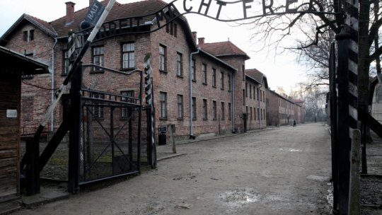 Oświęcim, 27.01.2016. Brama dawnego hitlerowskiego obozu KL Auschwitz-Birkenau. Fot. A. Grygiel