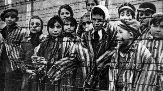 Dzieci z KL Auschwitz po wyzwoleniu obozu. Styczeń 1945 r. Fot. PAP/Reprodukcja