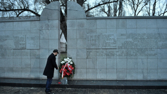 Warszawa, 27.01.2021. 16. Międzynarodowy Dzień Pamięci o Ofiarach Holokaustu. Zastępca prezesa IPN Mateusz Szpytma składa kwiaty przed pomnikiem Umschlagplatz w Warszaw. Fot. R. Pietruszkaie