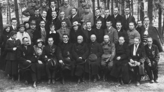 1920 r. Komitet Plebiscytowy Spisko-Orawski - fotografia grupowa pozowana. Widoczni członkowie komitetu: 1) wojewoda śląski Michał Grażyński, 2) ksiądz Ferdynand Machay, 3) senator Feliks Gwiżdż, 4) dyrektor gimnazjum w Nowym Targu B. Czech, 5) profesor Akademii Górniczej Walery Goetel, 6) Piotr Borowy.