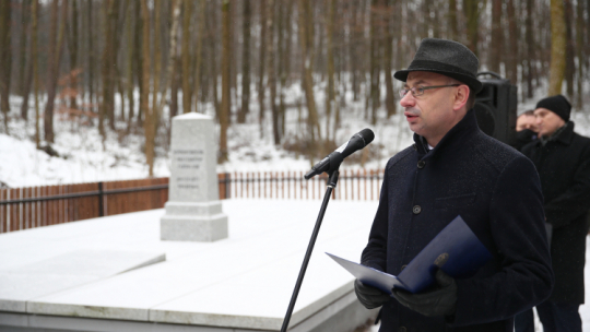 Zastępca prezesa IPN Mateusz Szpytma podczas uroczystości na Cmentarzu Wojennym ofiar Holokaustu w Wolbromiu, na dwa dni przed Międzynarodowym Dniem Pamięci o Ofiarach Holokaustu. Fot. PAP/Ł. Gągulski