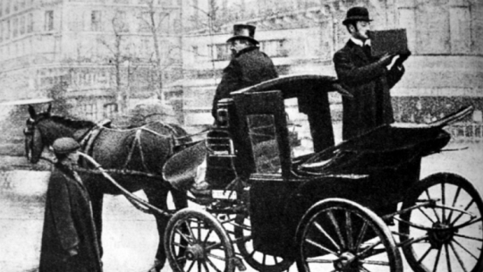 Kazimierz Prószyński z Aeroskopem w Paryżu. 1909 r. Źródło: Wikimedia Commons