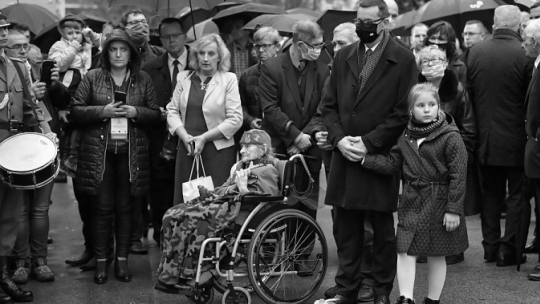 Uczestniczka Powstania Warszawskiego Wanda Zalewska-Zdun (siedzi na wózku), premier Mateusz Morawiecki (C-P) składają kwiaty przed grobem Kornela Morawieckiego na Cmentarzu Powązkowskim w Warszawie w pierwszą rocznicę śmierci twórcy Solidarności Walczącej. 30.09.2020. Fot. PAP/R. Pietruszka