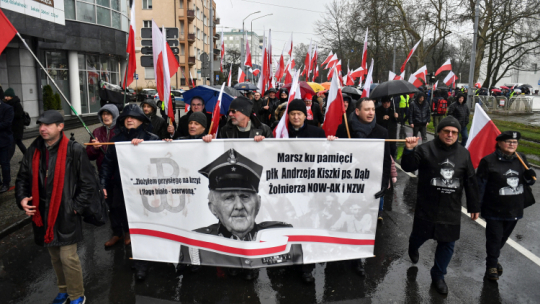 Szczecin, 01.03.2020. Ulicami Szczecina przeszedł 1 bm. Marsz Pamięci Żołnierzy Wyklętych. Uczestnicy uczcili w ten sposób bohaterów, którzy nie złożyli broni i w latach 1944-1963 walczyli z sowieckim i rodzimym, komunistycznym okupantem.  PAP/M. Bielecki