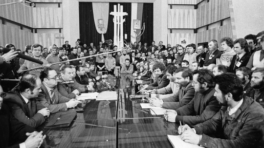 Podpisanie porozumienia komisji rządowej z rolnikami w siedzibie byłej WRZZ w Rzeszowie. 19.02.1981. Fot. PAP/CAF/A. Łokaj