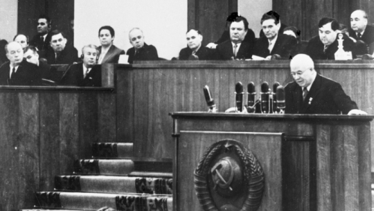 Rosja, Moskwa 25.02.1956. XX Zjazd Komunistycznej Partii Związku Radzieckiego (KPZR), w dniach 14-25 lutego, w Wielkim Pałacu Kremlowskim. I sekretarz Komitetu Centralnego KPZR Nikita Chruszczow na zakończenie obrad wygłasza słynny referat. Fot. PAP-CAF