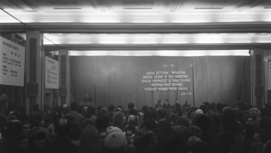 Łódź 10.02.1971. W lutym przez Łódź przeszła fala strajków pracowników łódzkich fabryk, których przyczyną były bardzo złe warunki pracy i obniżenie zarobków w nowym roku. Łódzcy robotnicy wyrażali także poparcie dla strajkującego Wybrzeża. Nz. strajk w Zakładach Przemysłu Bawełnianego im. Juliana Marchlewskiego w Łodzi. Fot. PAP/W. Rozmysłowicz