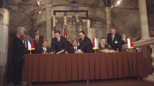 Węgry, Wyszehrad 15.02.1991. Szczyt w Wyszehradzie, trójstronne spotkanie: prezydenta RP Lecha Wałęsy, prezydenta Czechosłowacji Vaclava Havla, premiera Węgier Józsefa Antalla. Spotkanie zainicjowało powstanie nieformalnego zrzeszenia Trójkąt Wyszehradzki. Fot. PAP/J. Morek