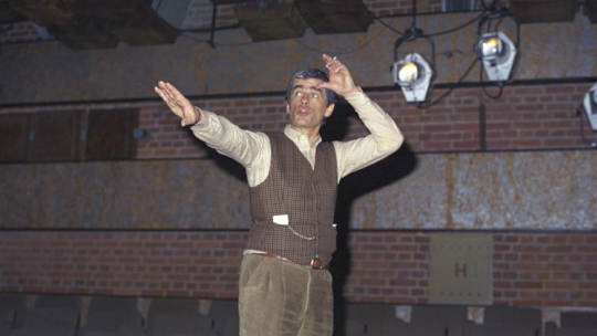Reżyser i aktor teatralny Adam Hanuszkiewicz. Fot. PAP/J. Morek
