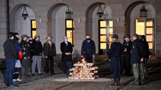 Prezydent Andrzej Duda (C) i Sekretarz Stanu w KPRP Wojciech Kolarski (C-L) podczas ogniska w ramach spotkania z harcerzami z okazji Dnia Myśli Braterskiej na dziedzińcu Pałacu Prezydenckiego w Warszawie. Fot. PAP/R. Pietruszka