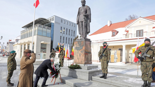 Białystok, 19.02.2021. Wojewoda podlaski Bohdan Paszkowski składa kwiaty przed pomnikiem marszałka Józefa Piłsudskiego na Rynku Kościuszki w Białymstoku, 19 bm. Trwają uroczystości 102. rocznicy wyzwolenia Białegostoku z rąk zaborców.  PAP/A. Reszko