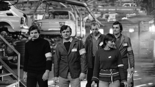 Strajkujący pracownicy na wydziale montażu fiata 126p w Fabryce Samochodów Małolitrażowych. Bielsko Biała, 29.01.1981. Fot. PAP/CAF/K. Seko