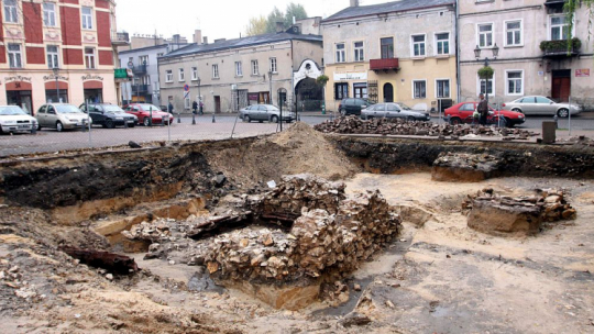 Stanowisko archeologiczne na częstochowskim Starym Rynku. 2009 r. Fot. PAP/W. Deska