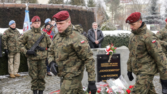  Dębowiec (woj. śląskie), 15.02.2018. Uroczystości przy głazie pamiątkowym upamiętniającym pierwszy zrzut Cichociemnych Dębowcu na Śląsku Cieszyńskim. Fot. PAP/D. Gajda