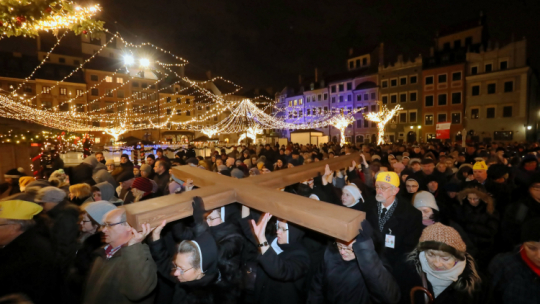 Warszawa, 28.02.2020. Droga Krzyżowa na stołecznej Starówce.  PAP/W. Olkuśnik