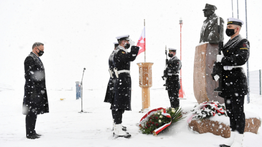 Puck, 10.02.2021. Prezydent RP Andrzej Duda (L) podczas składania wieńca przed pomnikiem gen. Hallera w porcie rybackim w Pucku. PAP/A. Warżawa