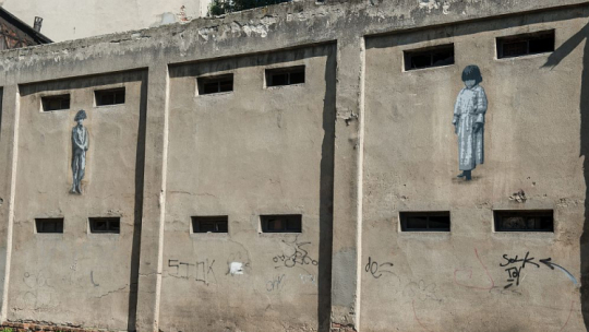 Wizerunek cygańskiej dziewczynki z obozu dla Romów namalowany w ramach łódzkiej akcji „Dzieci Bałut – murale pamięci”. 2014 r. Fot. PAP/G. Michałowski