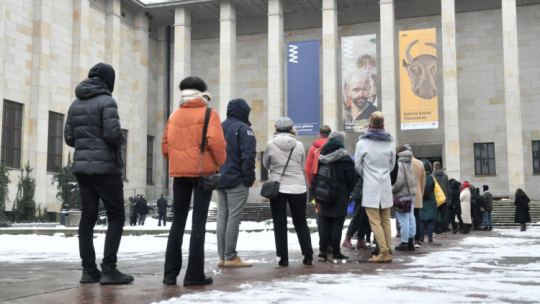 Warszawa, 02.02.2021. Kolejka przed Muzeum Narodowym w Warszawie. Fot. PAP/R. Pietruszka