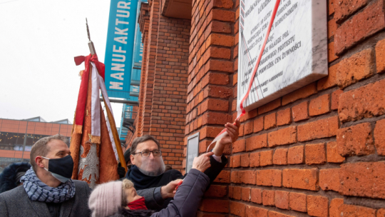 Włókniarka Maria Filipowicz (C), dyrektor Manufaktury Sławomir Murawski (L) i prezes IPN Jarosław Szarek (P), 15 bm. pod budynkiem dawnej wykańczalni w centrum Manufaktura w Łodzi, podczas uroczystego odsłonięciu tablicy upamiętniającej strajk łódzkich włókniarek. Fot. PAP/G. Michałowski