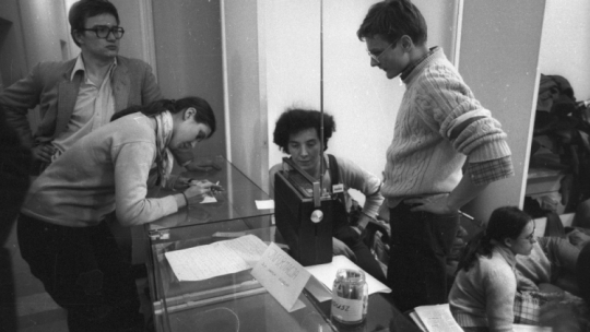 Warszawa 11.1980. Wobec trudności w rozmowach z Ministerstwem Nauki, Szkolnictwa Wyższego i Techniki w sprawie rejestracji Niezależnego Zrzeszenia Studentów (NZS) studenci podejmują decyzję o okupacji siedziby władz Uniwersytetu Warszawskiego w dniach 27-28 listopada 1980 r. Fot. PAP/L. Łożyński 